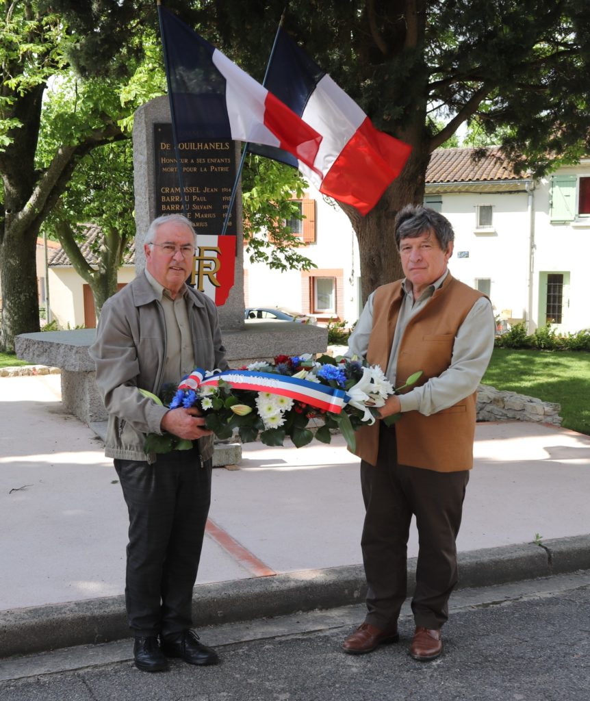 Didier Maerten et Etienne Crespy déposent une gerbe au pieds du monument aux morts de Souilhanels